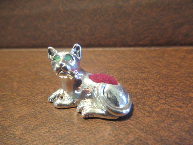 SILVER CAT PIN CUSION Image
