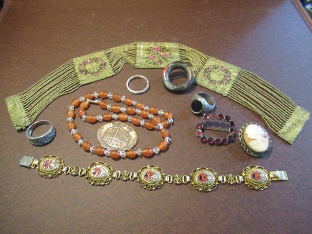 QUANTITY OF COSTUME JEWELLERY Image