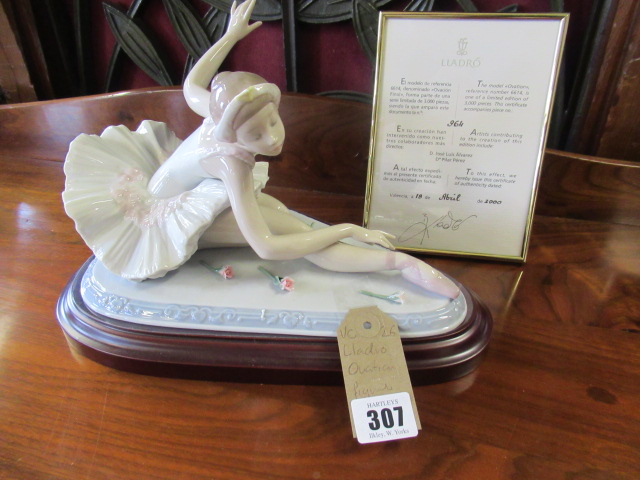 LLADRO OVATION FIGURE NUMBER 6614 Image