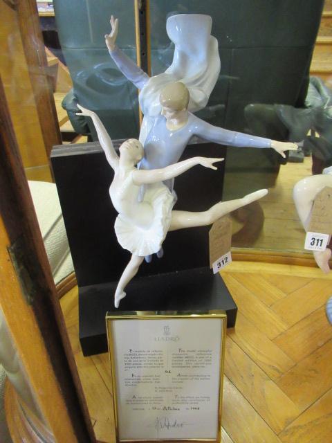 LLADRO FIGURE WITH AUTHENTICATION Image