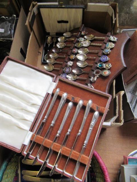 QUANTITY OF COLLECTORS SPOONS INCLUDING SILVER HANDLED BUTTER KNIVES Image
