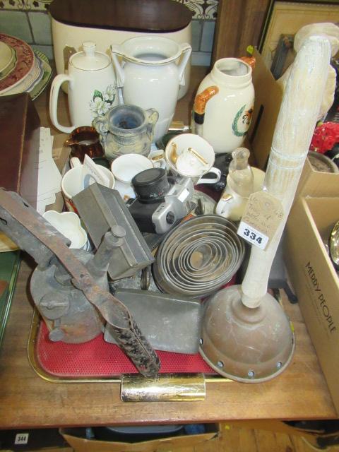 TRAY OF MISCELLANEOUS CERAMICS AND METALWARE ETC Image