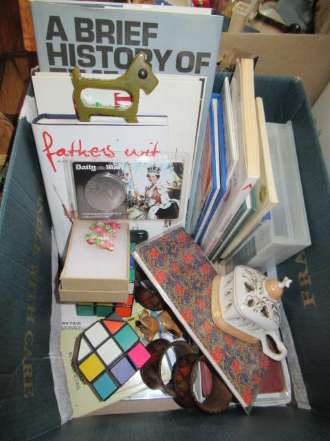 BOX OF COLLECTABLES INCLUDING BAKELITE SCOTTIE NAPKIN HOLDER Image