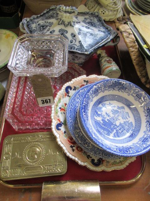 TRAY WITH SMALL STAFFORDSHIRE FIGURES AND A 1914 CHOCOLATE BOX Image