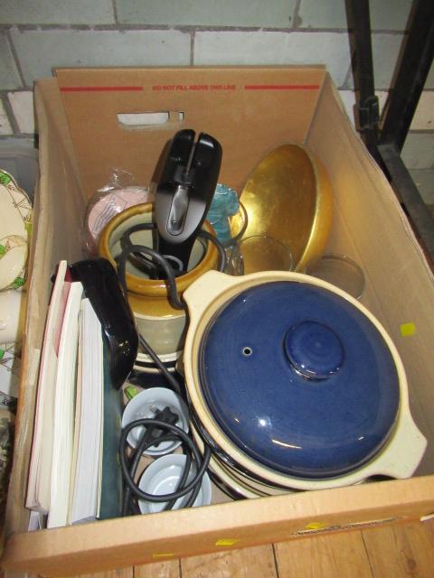 BOX OF DENBY AND MISCELLANEOUS CERAMICS  Image