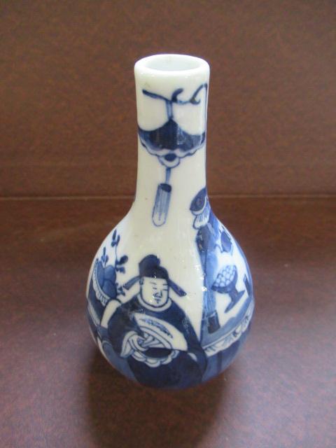 SMALL CHINESE BLUE AND WHITE VASE Image