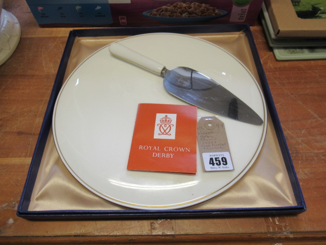BOXED ROYAL CROWN DERBY CAKE PLATTER AND KNIFE Image