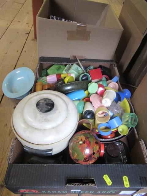 BOX OF BAKELITE ITEMS Image