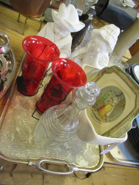 TRAY OF MISCELLANEOUS INCLUDING CERAMIC STATUES Image