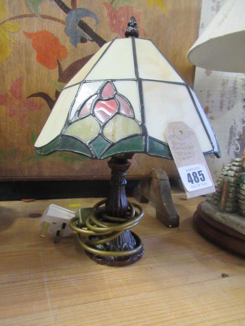 SMALL TIFFANY STYLE LAMP Image