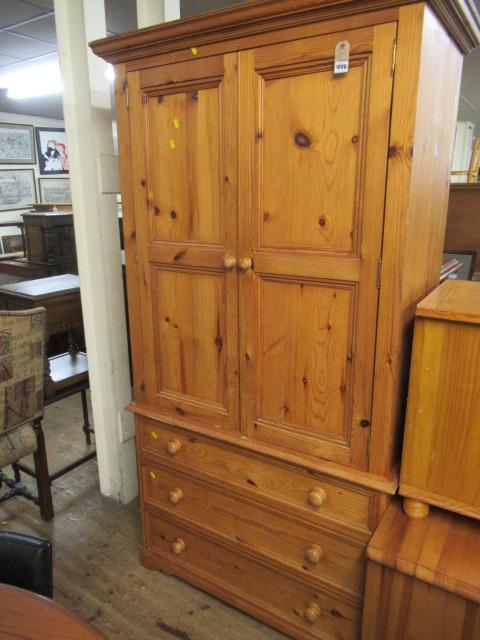 LARGE PINE WARDROBE Image