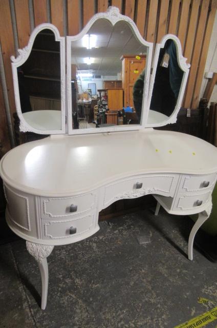 WHITE KIDNEY SHAPED DRESSING TABLE Image