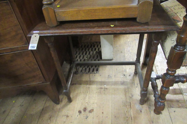 SMALL OAK SIDE TABLE Image