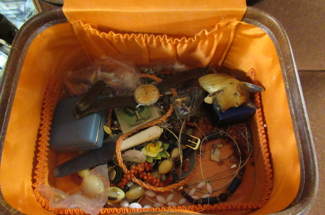 QUANTITY OF COSTUME JEWELLERY Image