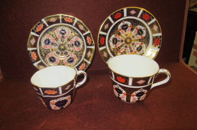 ROYAL CROWN DERBY TEA CUPS AND SAUCERS  Image