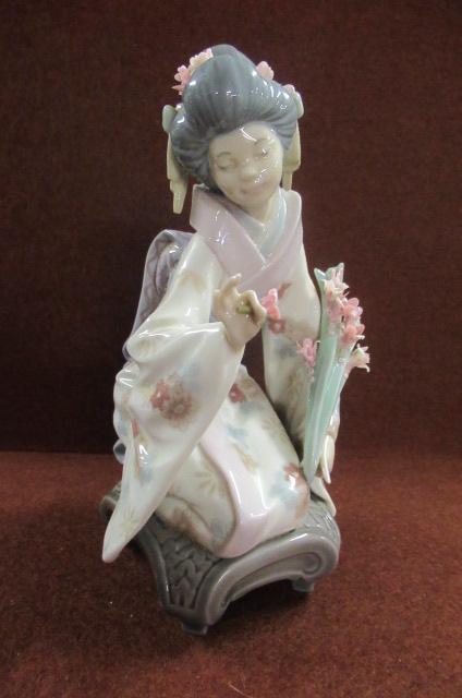 LLADRO JAPANESE FLOWER FIGURE Image