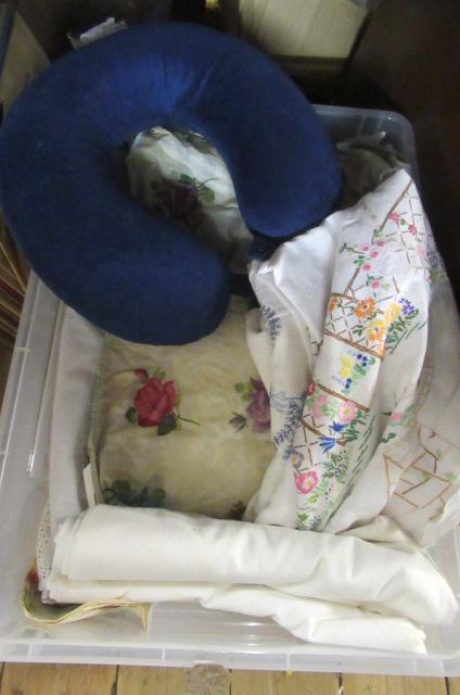 BOX OF LACE AND TABLE CLOTHS ETC Image