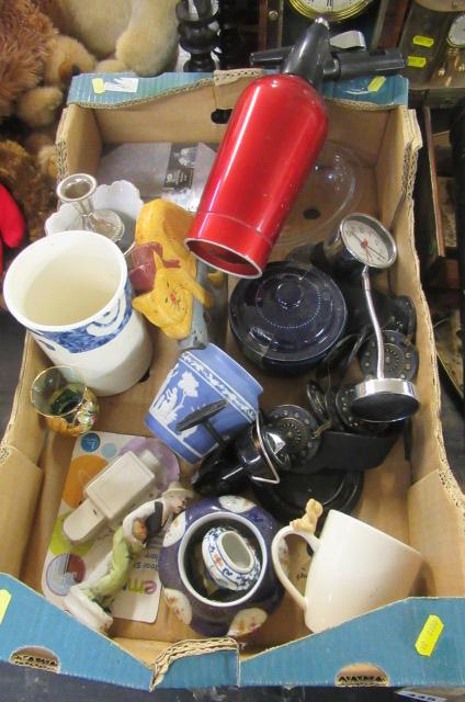 BOX OF MISCELLANEOUS ITEMS INCLUDING SODA SYPHON Image