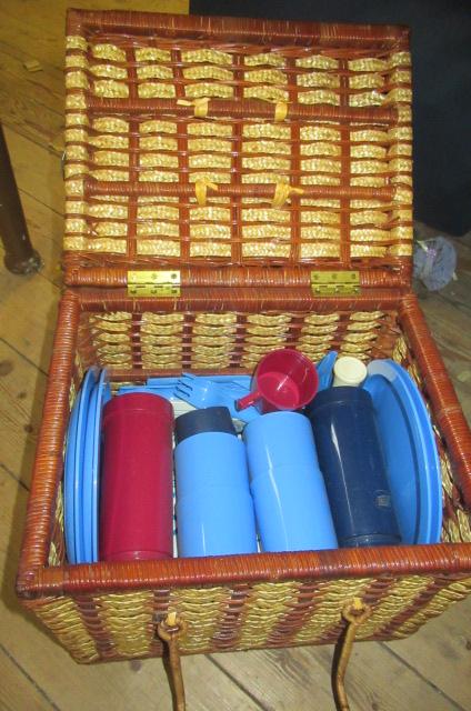 PICNIC HAMPER Image
