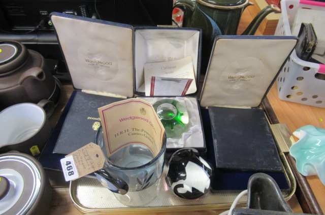 TRAY OF JASPERWARE MEDALLION GLASSES AND CAITHNESS SPECTRE PAPERWEIGHTS Image