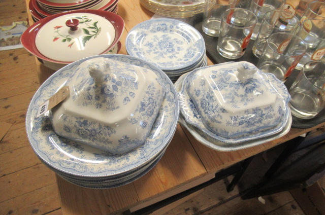 BLUE AND WHITE DINNER SET Image