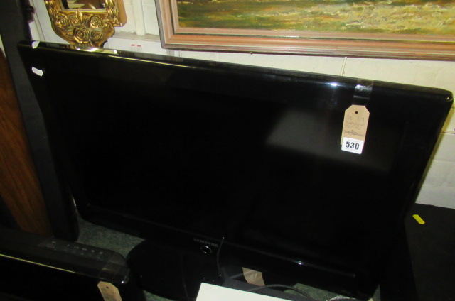 SAMSUNG 32 INCH TV AND REMOTE Image