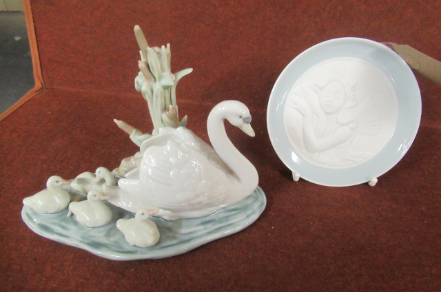 LLADRO PLATE ON STAND AND SWAN WITH SIGNETS Image