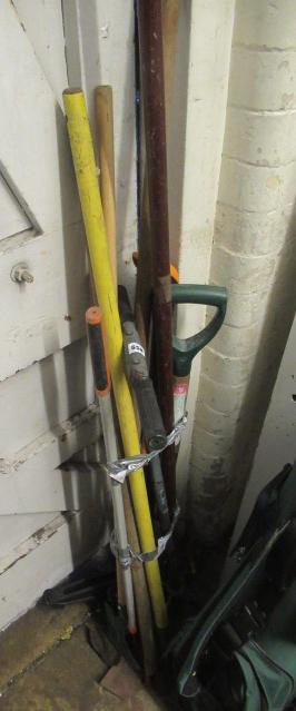 BUNDLE OF GARDEN TOOLS Image