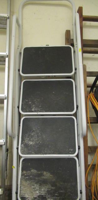 FOLDING STEP LADDERS Image