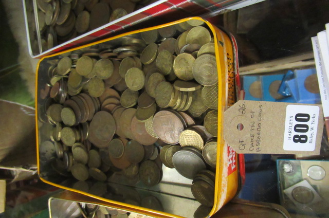 CAKE TIN OF ASSORTED COINS Image