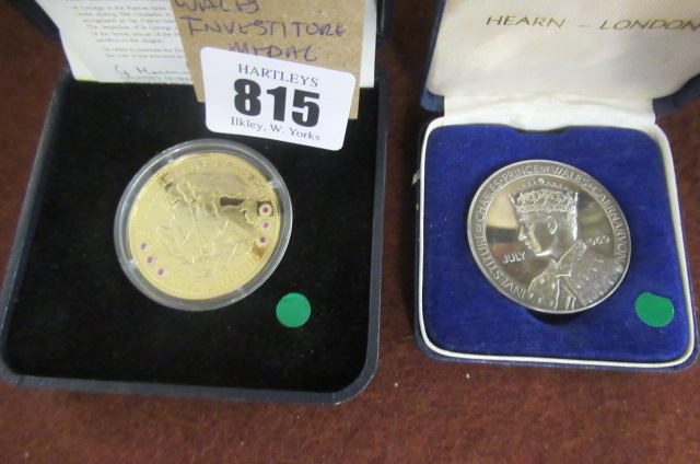 GEORGE AND  DRAGON £5 COIN AND PRINCE OF WALES INVESTITURE MEDAL Image