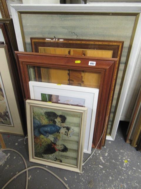 QUANTITY OF PICTURES AND FRAMES Image