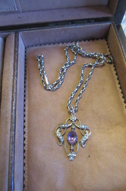 9CT GOLD NECKLACE WITH SEED PEARL PENDANT Image
