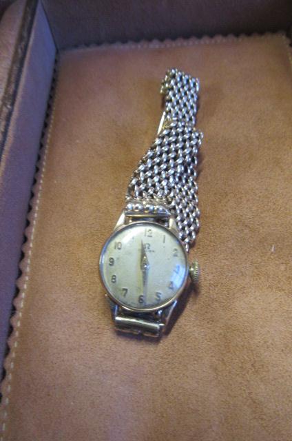 9CT GOLD OMEGA WRISTWATCH ON 9CT STRAP Image
