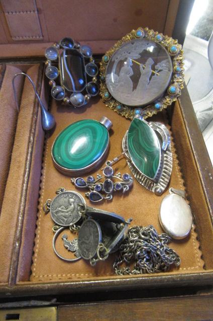 QUANTITY OF JEWELLERY INCLUDING SILVER AND AGATE BROOCHES Image