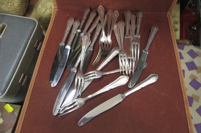 ELEVEN GERMAN PASTRY FORKS AND TWELVE TEA KNIVES Image