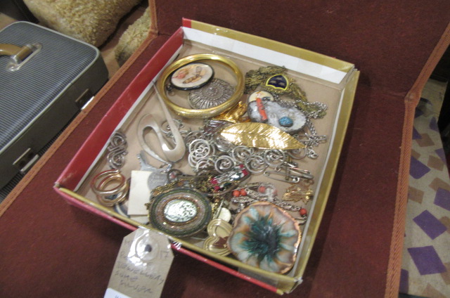 BOX OF JEWELLERY INCLUDING SILVER Image