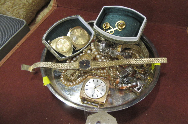 QUANTITY OF JEWELLERY AND WATCHES Image