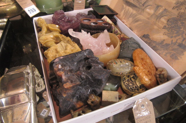 TRAY OF HARD STONE CHINESE FIGURES ETC Image