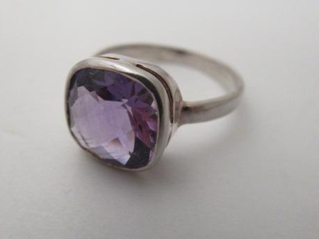 AMETHYST STERLING SILVER RING Image