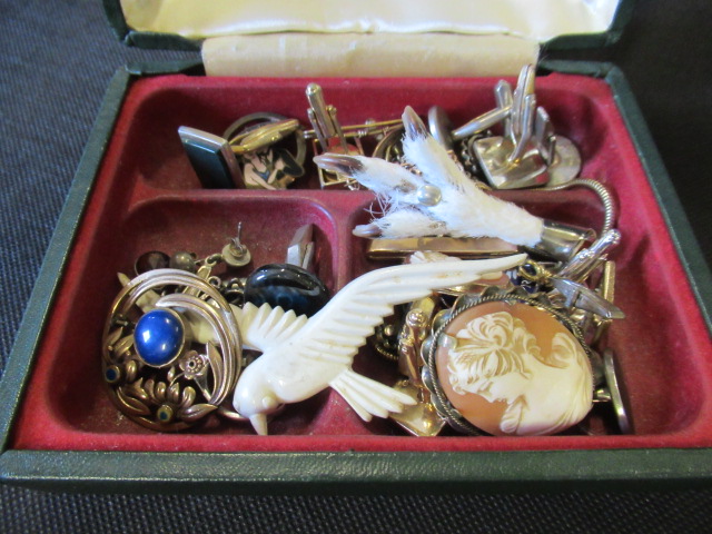 BOX OF BROOCHES AND CUFFLINKS ETC Image