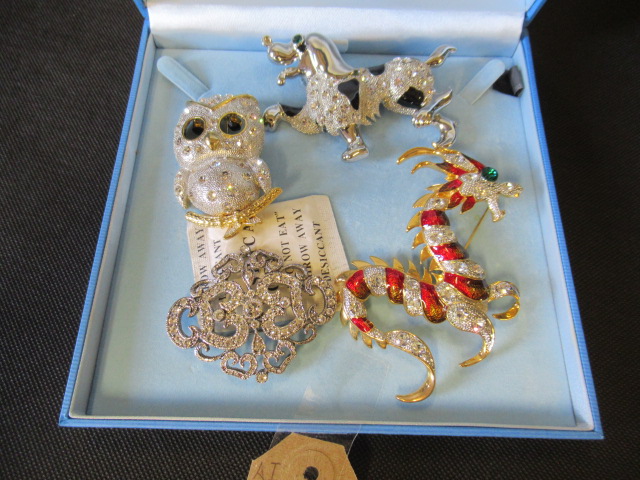 QUANTITY OF LARGE BROOCHES Image