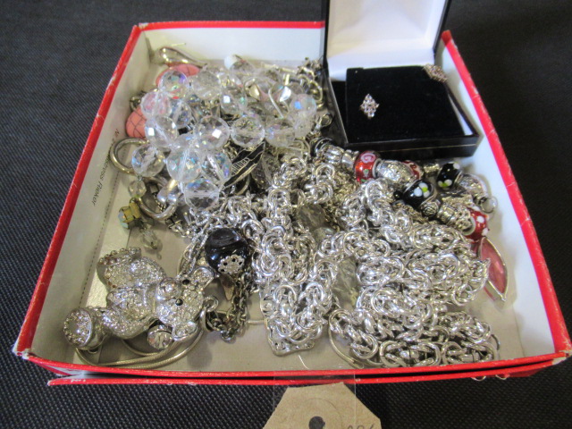 QUANTITY OF JEWELLERY INCLUDING GOLD IOLITE EARRINGS Image