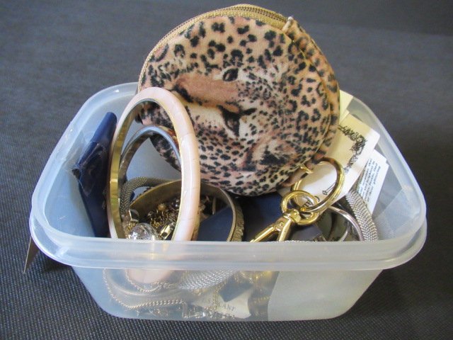 QUANTITY OF BANGLES AND OTHER JEWELLERY Image