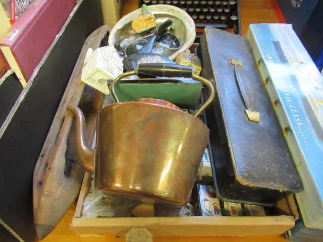 BOX OF MISCELLANEOUS INCLUDING COPPER KETTLE Image
