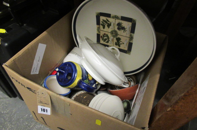 BOX OF MISCELLANEOUS CERAMICS Image