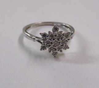 9CT GOLD AND DIAMOND CLUSTER RING Image