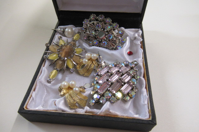 SMALL BOX OF COSTUME JEWELLERY INCLUDING BROOCHES AND EAR RINGS Image