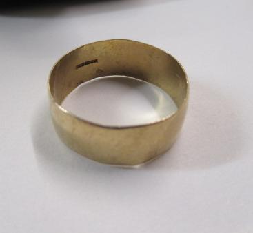 9CT GOLD WEDDING BAND, 2.7g Image