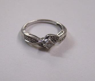 9CT GOLD AND DIAMOND RING Image